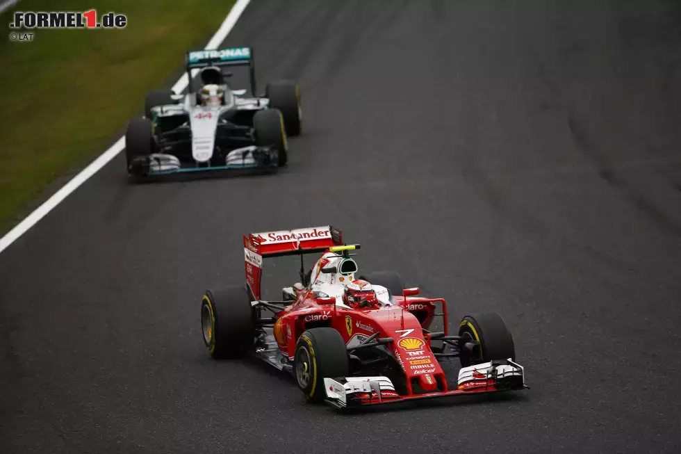 Foto zur News: Kimi Räikkönen (Ferrari) und Lewis Hamilton (Mercedes)