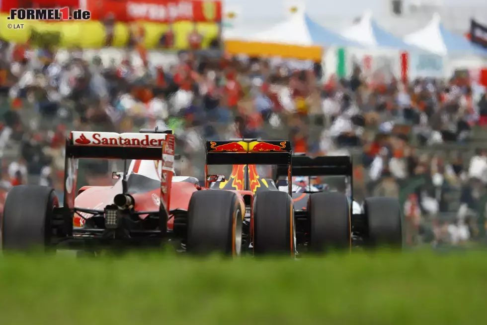 Foto zur News: Valtteri Bottas (Williams), Daniel Ricciardo (Red Bull) und Kimi Räikkönen (Ferrari)