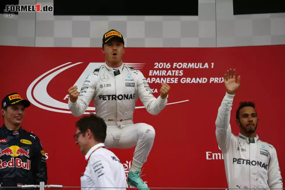 Foto zur News: Nico Rosberg (Mercedes), Max Verstappen (Red Bull) und Lewis Hamilton (Mercedes)