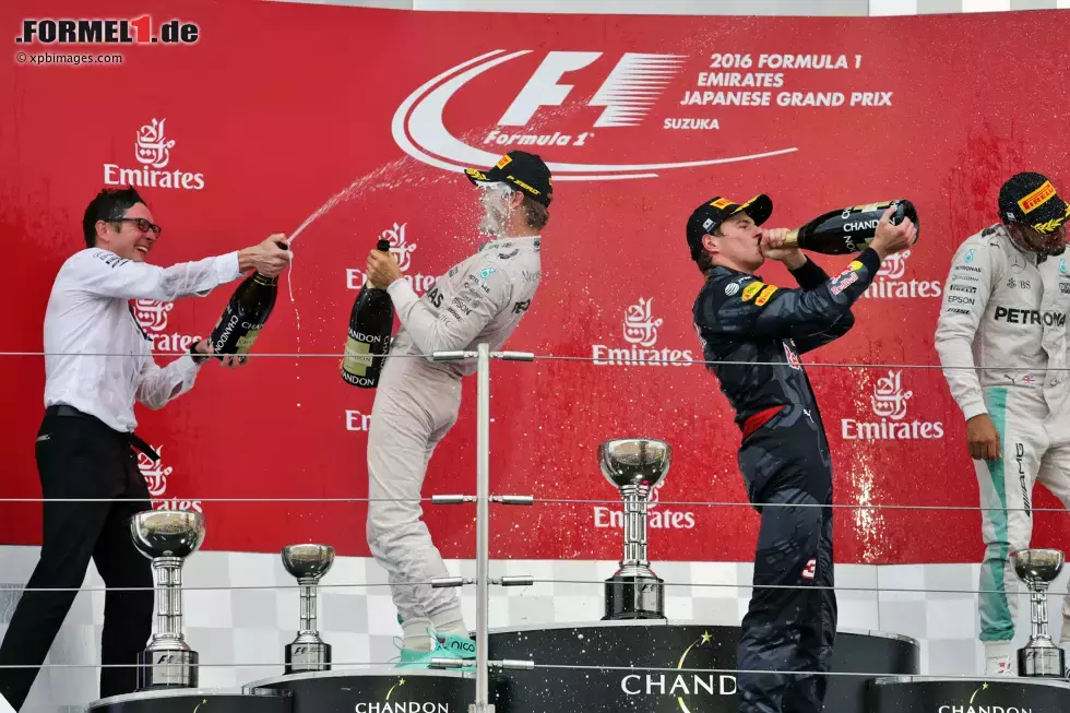 Foto zur News: Nico Rosberg (Mercedes), Max Verstappen (Red Bull) und Lewis Hamilton (Mercedes)