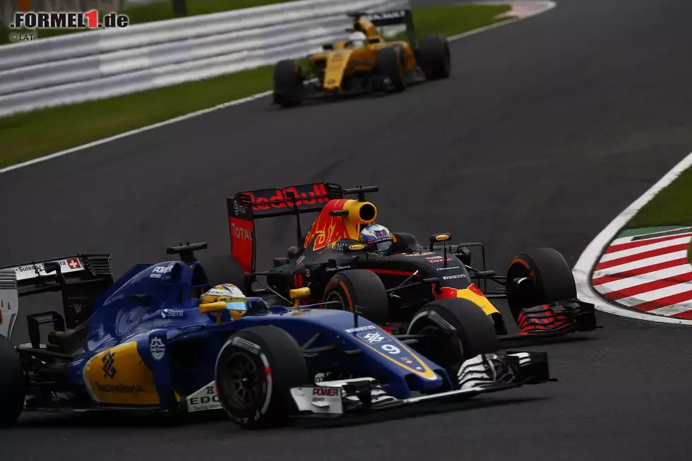 Foto zur News: Daniel Ricciardo (Red Bull) und Marcus Ericsson (Sauber)