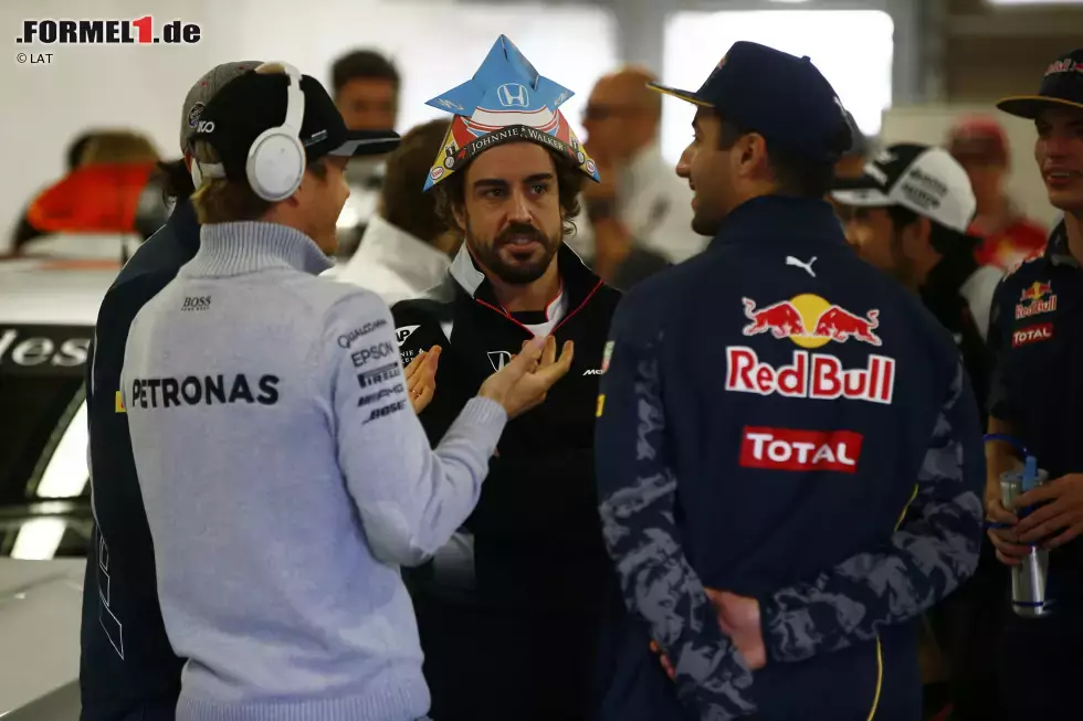 Foto zur News: Nico Rosberg (Mercedes), Fernando Alonso (McLaren) und Daniel Ricciardo (Red Bull)