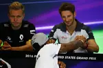 Foto zur News: Lewis Hamilton (Mercedes) und Romain Grosjean (Haas)