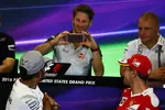 Foto zur News: Romain Grosjean (Haas) und Lewis Hamilton (Mercedes)