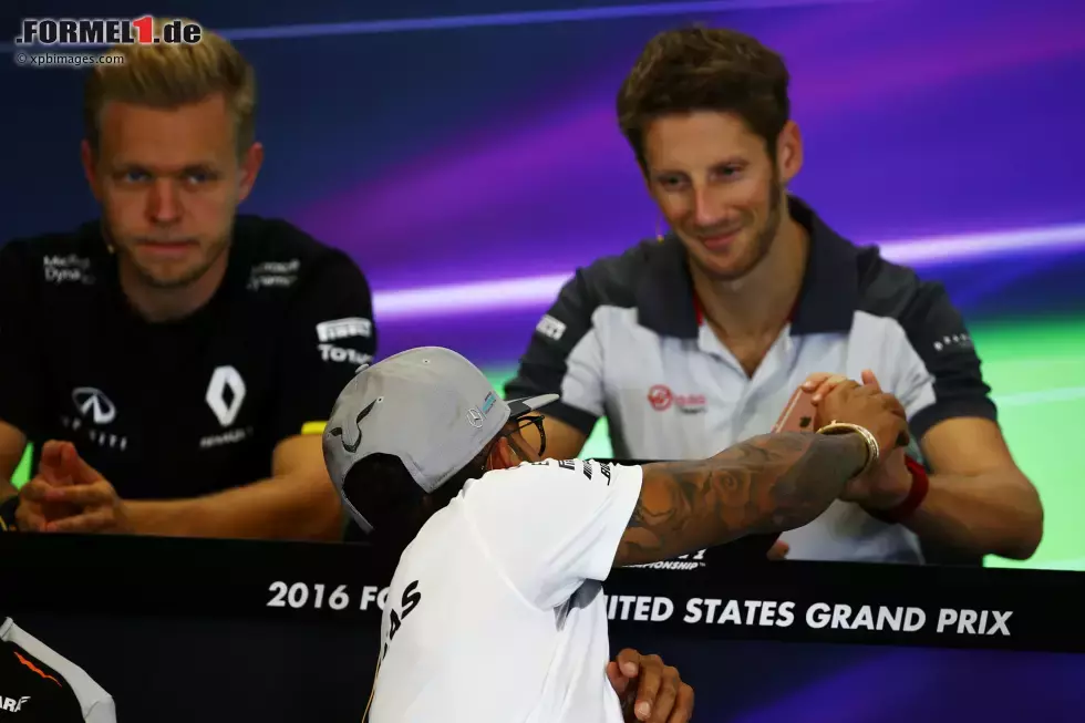 Foto zur News: Lewis Hamilton (Mercedes) und Romain Grosjean (Haas)