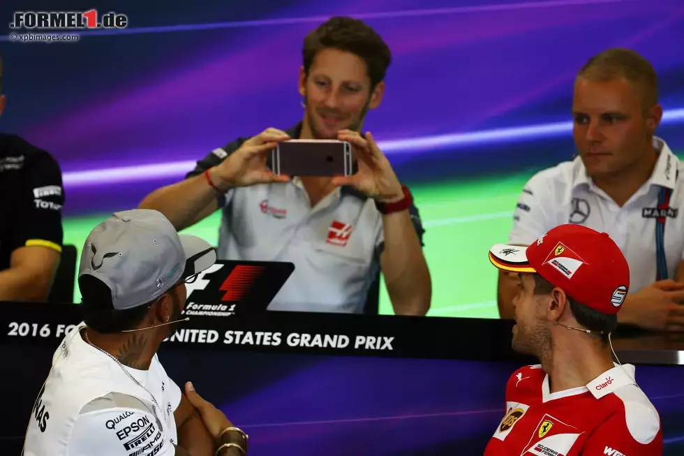 Foto zur News: Romain Grosjean (Haas) und Lewis Hamilton (Mercedes)