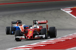 Foto zur News: Sebastian Vettel (Ferrari) und Pascal Wehrlein (Manor)