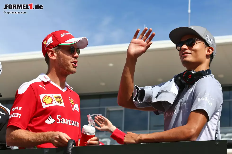 Foto zur News: Sebastian Vettel (Ferrari) und Pascal Wehrlein (Manor)