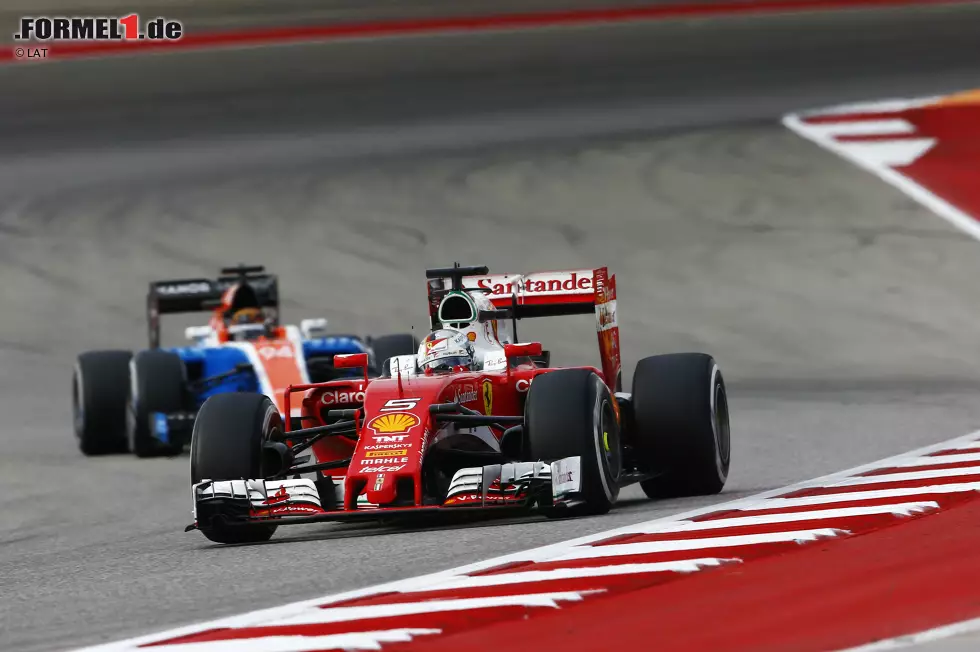 Foto zur News: Sebastian Vettel (Ferrari) und Pascal Wehrlein (Manor)