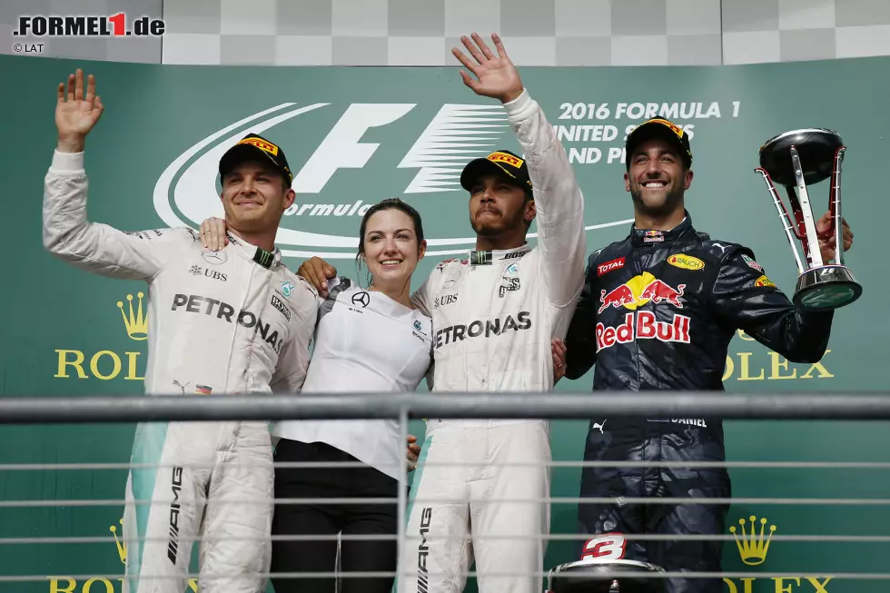 Foto zur News: Lewis Hamilton (Mercedes), Nico Rosberg (Mercedes) und Daniel Ricciardo (Red Bull)