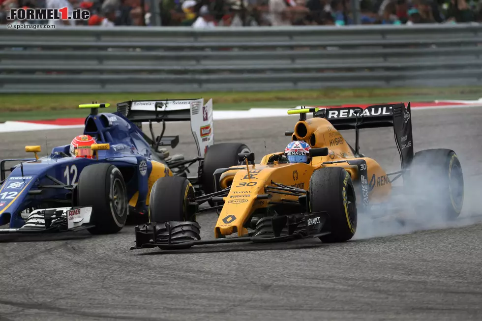 Foto zur News: Felipe Nasr (Sauber) und Jolyon Palmer (Renault)