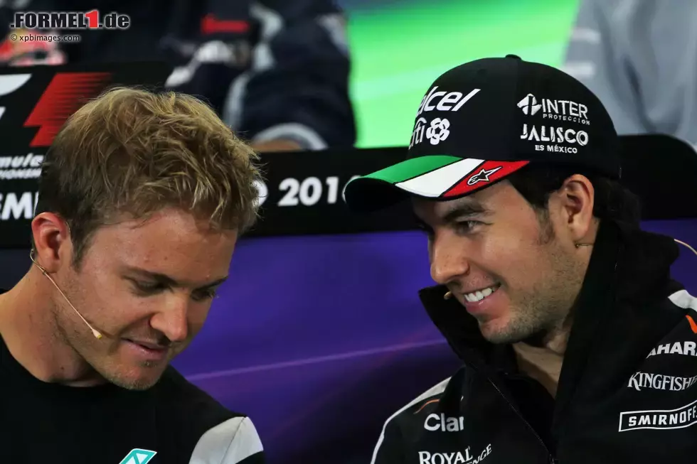 Foto zur News: Nico Rosberg (Mercedes) und Sergio Perez (Force India)