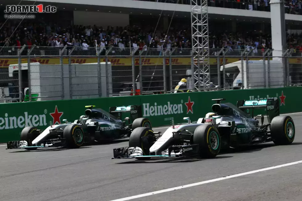 Foto zur News: Lewis Hamilton (Mercedes) und Nico Rosberg (Mercedes)