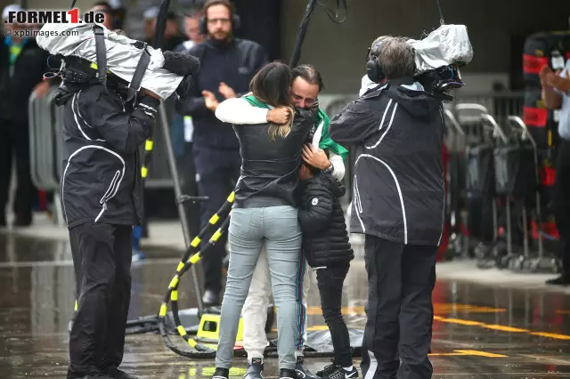 Foto zur News: Am Ende brechen alle Dämme, als er seiner Familie in die Arme fällt.