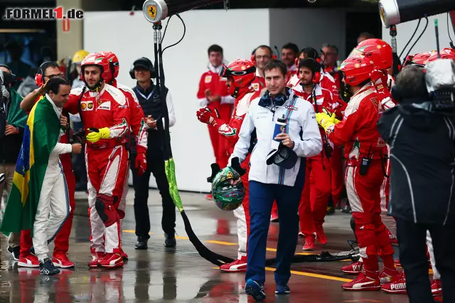 Foto zur News: Auch Mercedes-Mechaniker und sein ehemaliges Team Ferrari herzen ihn.