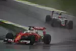 Foto zur News: Sebastian Vettel (Ferrari) und Esteban Gutierrez (Haas)