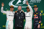 Foto zur News: Lewis Hamilton (Mercedes), Nico Rosberg (Mercedes) und Max Verstappen (Red Bull)