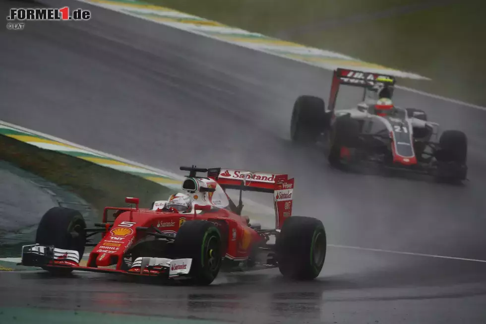 Foto zur News: Sebastian Vettel (Ferrari) und Esteban Gutierrez (Haas)