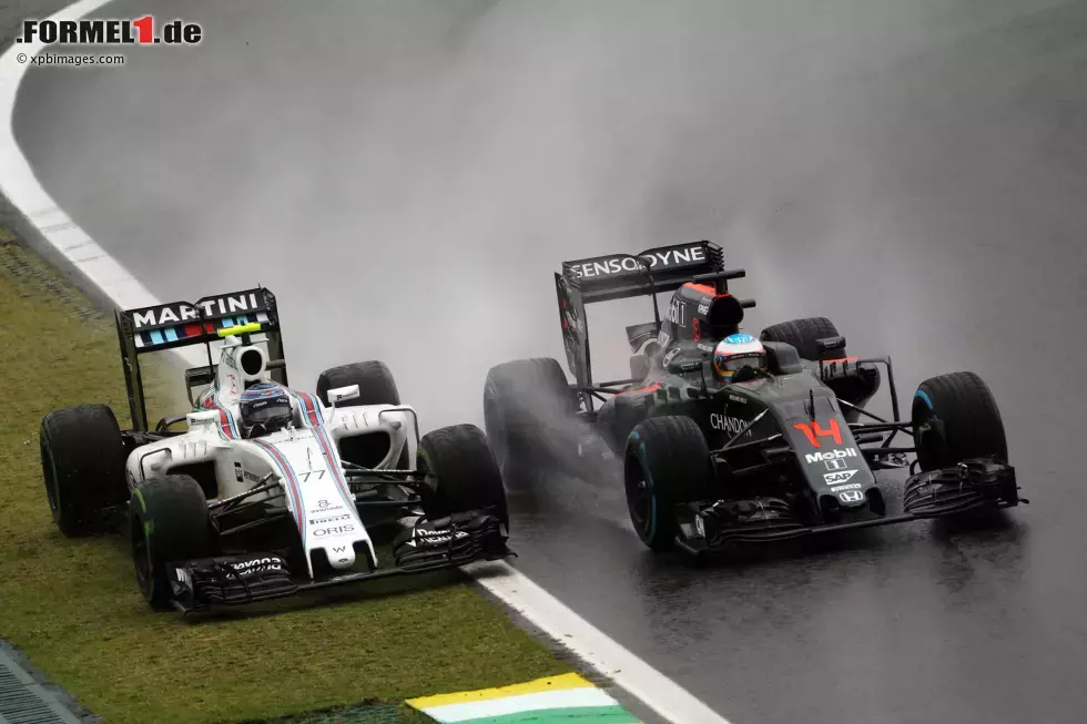 Foto zur News: Valtteri Bottas (Williams) und Fernando Alonso (McLaren)