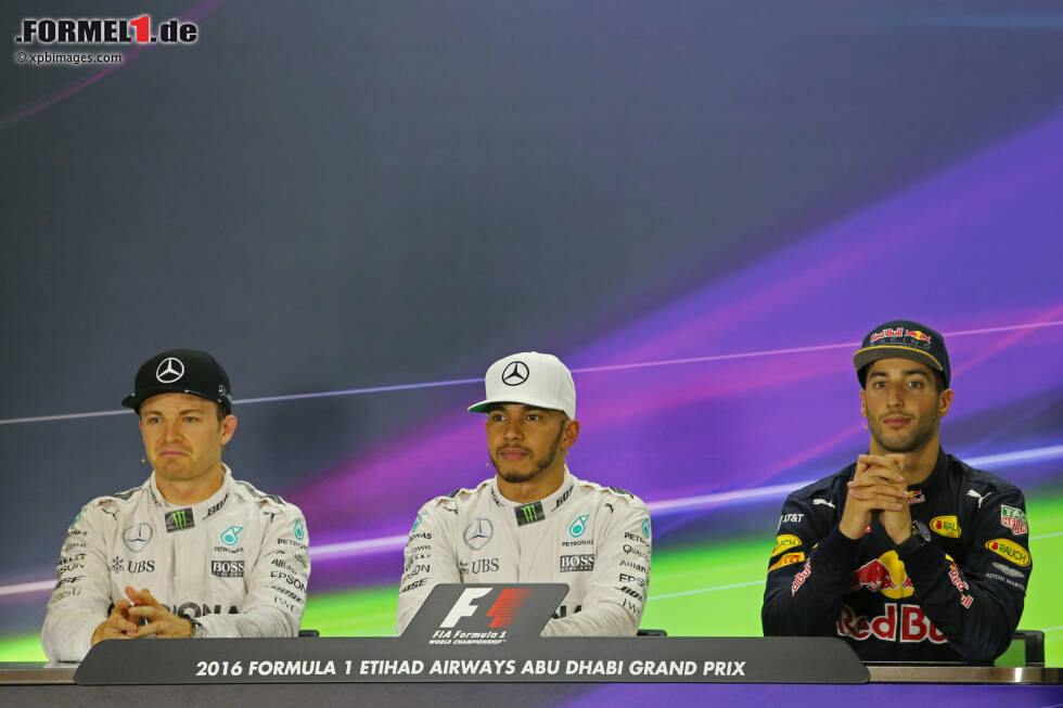 Foto zur News: Nico Rosberg (Mercedes), Lewis Hamilton (Mercedes) und Daniel Ricciardo (Red Bull)