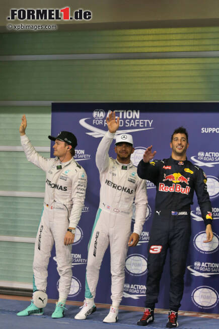 Foto zur News: Nico Rosberg (Mercedes), Lewis Hamilton (Mercedes) und Daniel Ricciardo (Red Bull)