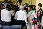 Foto zur News: Nico Rosberg (Mercedes) und Fernando Alonso (McLaren)