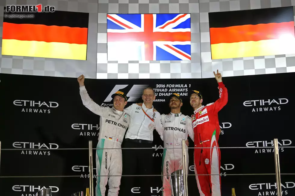 Foto zur News: Nico Rosberg (Mercedes), Lewis Hamilton (Mercedes) und Sebastian Vettel (Ferrari)