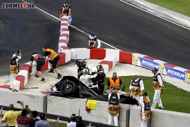 Foto zur News: Er und Wehrlein mussten den sichtlich mitgenommenen Beifahrer stützen.