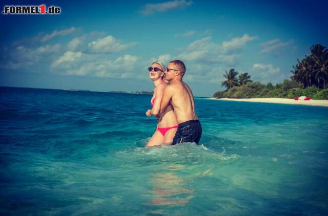 Foto zur News: Erst im September haben sich Valtteri Bottas und seine Emilia zwischen den Rennwochenenden das Ja-Wort gegeben. Da hat die finnische Profi-Schwimmerin noch nicht ahnen können, dass es um ihren Gatten als neuen Mercedes-Piloten nun noch mehr Trubel geben wird.