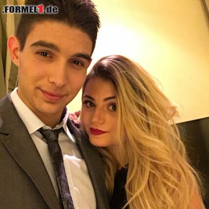 Foto zur News: Ganz unschuldig wirkt die Beziehung zwischen Force-India-Pilot Esteban Ocon und seiner Alice. Der erst 20-Jährige muss nun zwischen den beiden großen Lieben in seinem Leben balancieren.