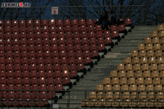 Foto zur News: Übrigens: Auf großes Interesse bei den Fans stoßen die Formel-1-Tests trotz der Regelnovelle nicht.