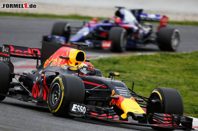 Foto zur News: Max Verstappen im Red Bull war ebenfalls auf Longruns unterwegs und phasenweise schneller als der Finne. Große Unbekannte: die Spritmenge im Tank.