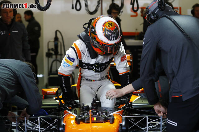 Foto zur News: Stoffel Vandoorne musste sich in Geduld üben, als sein McLaren MCL32 zunächst streikte.