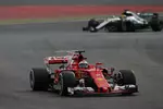 Foto zur News: Kimi Räikkönen (Ferrari) und Lewis Hamilton (Mercedes)