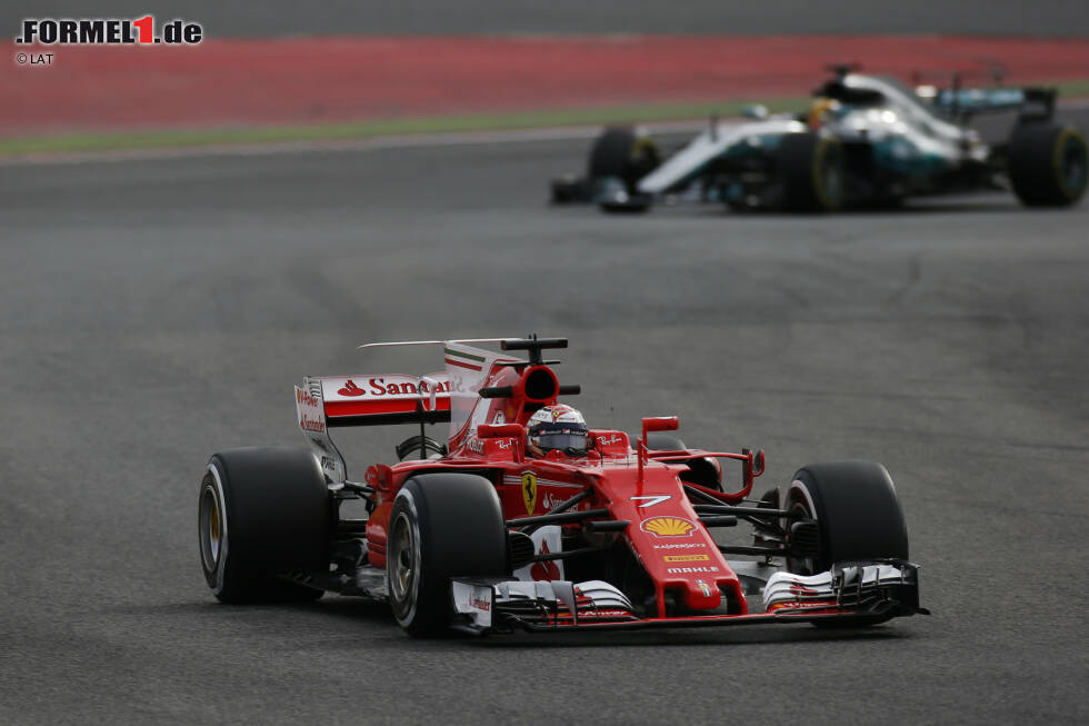 Foto zur News: Kimi Räikkönen (Ferrari) und Lewis Hamilton (Mercedes)