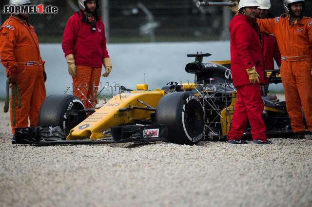 Foto zur News: Eine Überraschung lieferte das Renault-Werksteam, auch wenn Jolyon Palmer den R.S.17 zunächst in den Kies setzte...