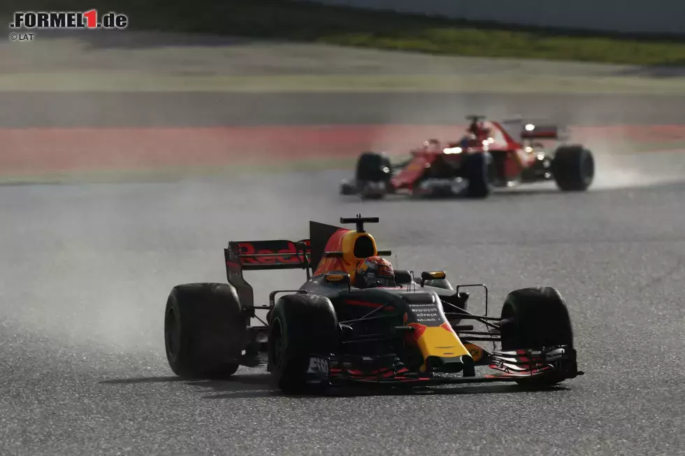 Foto zur News: Max Verstappen (Red Bull) und Kimi Räikkönen (Ferrari)