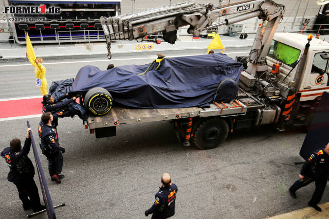 Foto zur News: ...die Defektanfälligkeit des RB13. Am Mittwoch wurde wieder der Motor getauscht. Dazu rollte Verstappen am Abend aus ungeklärter Ursache aus.