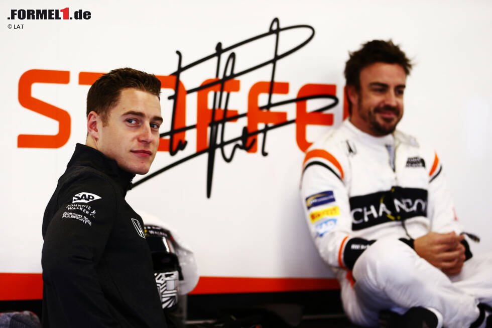 Foto zur News: Stoffel Vandoorne (McLaren) und Fernando Alonso (McLaren)