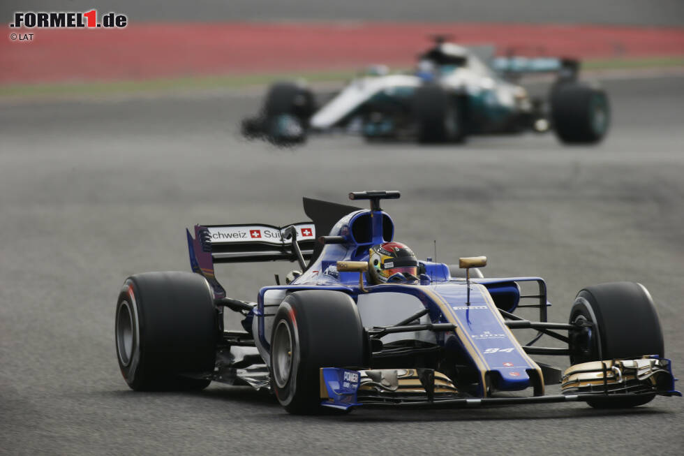 Foto zur News: Pascal Wehrlein (Sauber) und Valtteri Bottas (Mercedes)