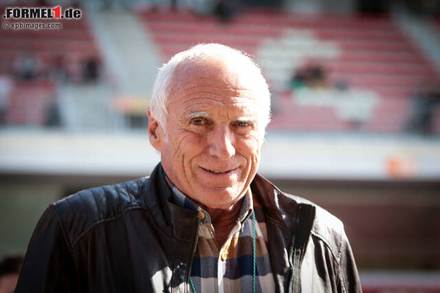 Foto zur News: Prominenter Zaungast: Red-Bull-Patron Dietrich Mateschitz ließ sich in Barcelona erstmals blicken.