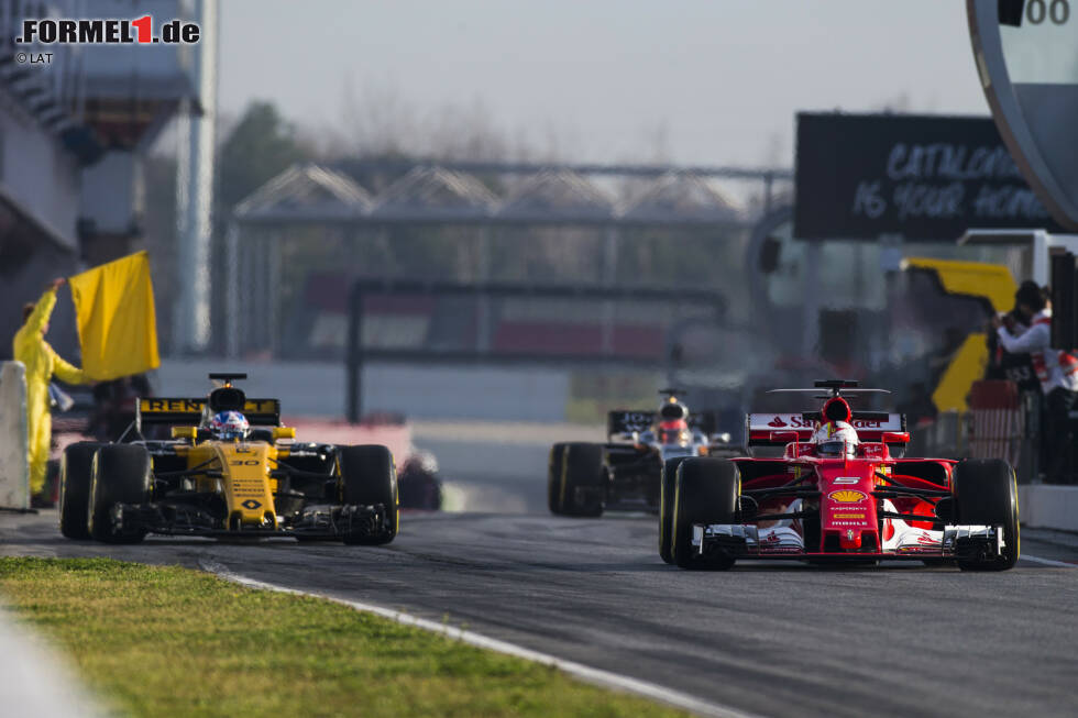 Foto zur News: Sebastian Vettel (Ferrari), Jolyon Palmer (Renault) und Esteban Ocon (Force India)