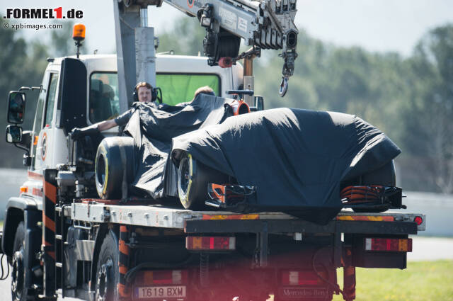 Foto zur News: Fernando Alonsos McLaren landete am Freitag gleich zweimal auf dem Abschleppwagen. Das Ende der Tests war ein Sinnbild für eine Vorbereitung, in der der MCL32 weder schnell noch zuverlässig war.