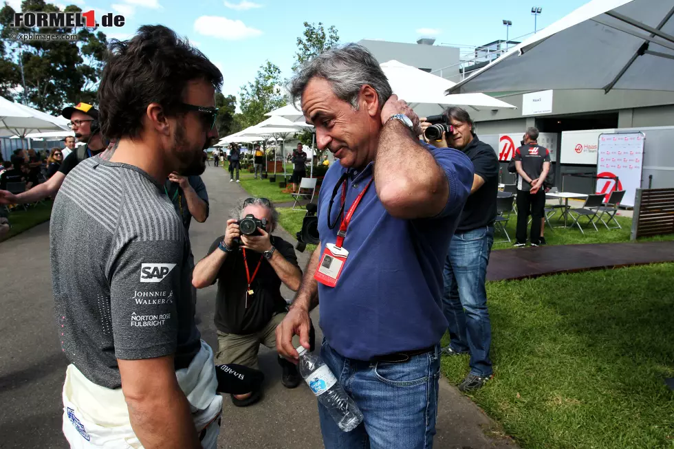 Foto zur News: Fernando Alonso (McLaren) und Carlos Sainz (Toro Rosso)