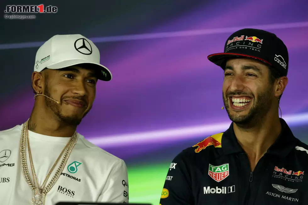 Foto zur News: Lewis Hamilton (Mercedes) und Daniel Ricciardo (Red Bull)