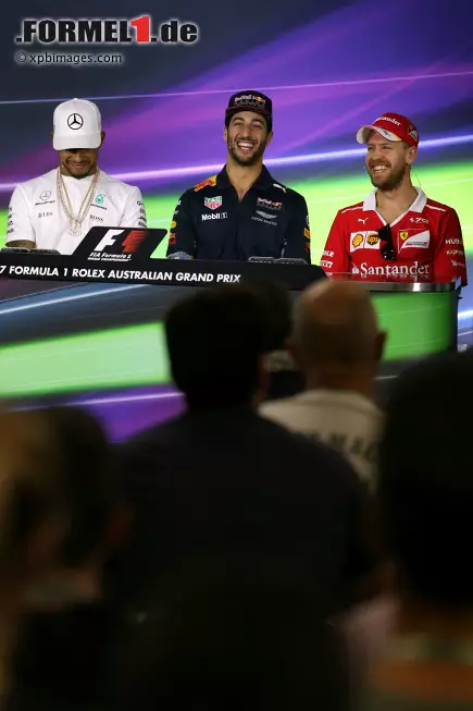 Foto zur News: Lewis Hamilton (Mercedes), Daniel Ricciardo (Red Bull) und Sebastian Vettel (Ferrari)