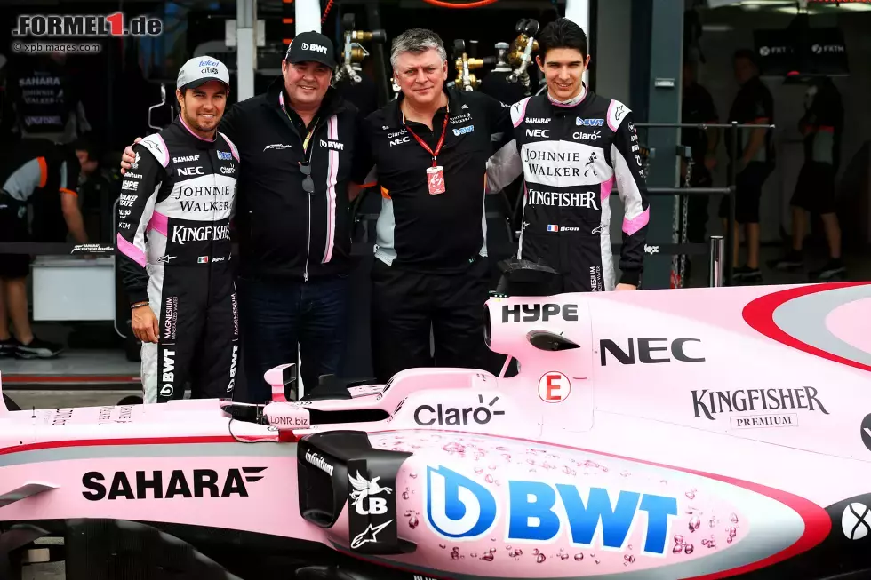 Foto zur News: Sergio Perez (Force India), Otmar Szafnauer und Esteban Ocon (Force India)