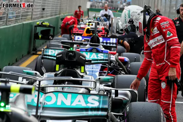 Foto zur News: ...beim Mercedes von Lewis Hamilton. Das raffinierte Flügelteil des F1 W08 will auch mit den Fingern begutachtet werden. Nächstes Objekt der Begierde...