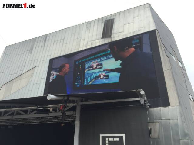 Foto zur News: Public Viewing vor dem Bahnhof Flinders Street: Die Formel 1 ist auch in Melbournes Innenstadt nicht zu übersehen...