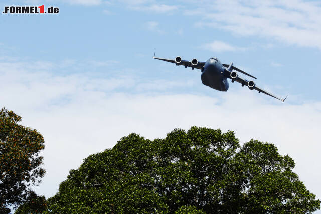 Foto zur News: Und zum Schluss meckere ich doch noch: Die Kampfjet-Vorführungen über der Strecke waren nicht nur ohrenbetäubend laut, sondern widerstreben mir grundsätzlich. Kriegsgerät gehört nicht zum Sport.